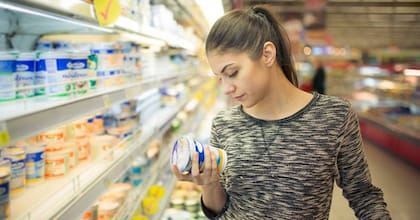Evitar los peligros ocultos de los alimentos es la razón por la que las personas suelen comprobar las fechas en los envases