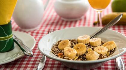 Evitar los postres si se va a comer a un restaurante, lo mejor es comerl luego una fruta en casa