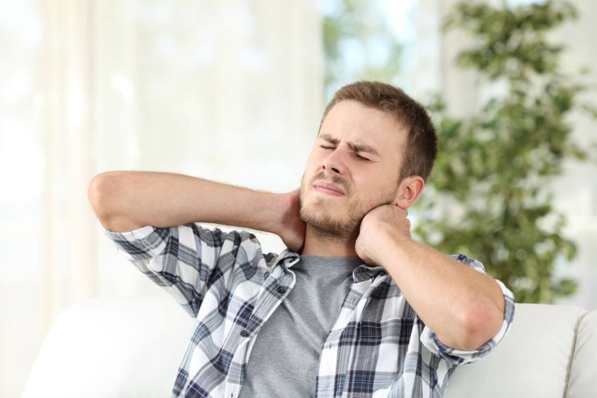 Evitar malas posturas puede ser clave para no sufrir dolor de cuello y hombros