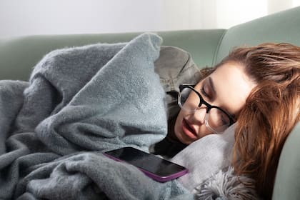Evitar mirar el celular al despertar es una de las claves para combatirla