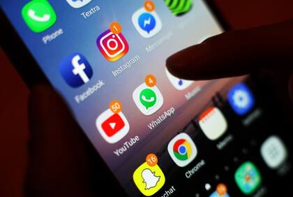 Evitar responder a mensajes de números desconocidos con propuestas de empleo o ventas es lo más importante, según los expertos