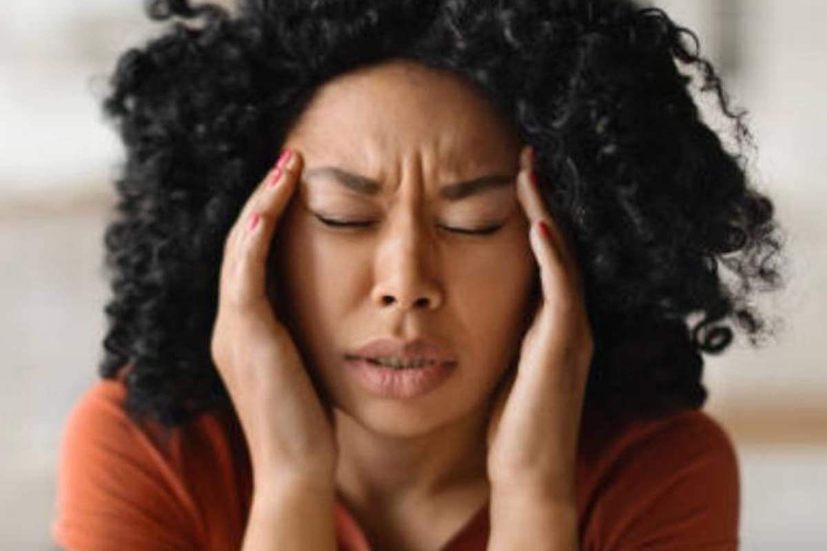 Evite estos alimentos para prevenir la migraña