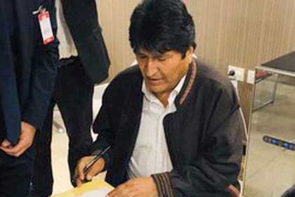 Evo Morales, al firmar en Ezeiza el pedido formal para ser considerado refugiado político