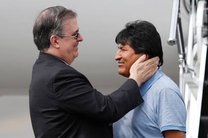 Evo Morales al llegar a México junto al canciller mexicano Marcelo Ebrard