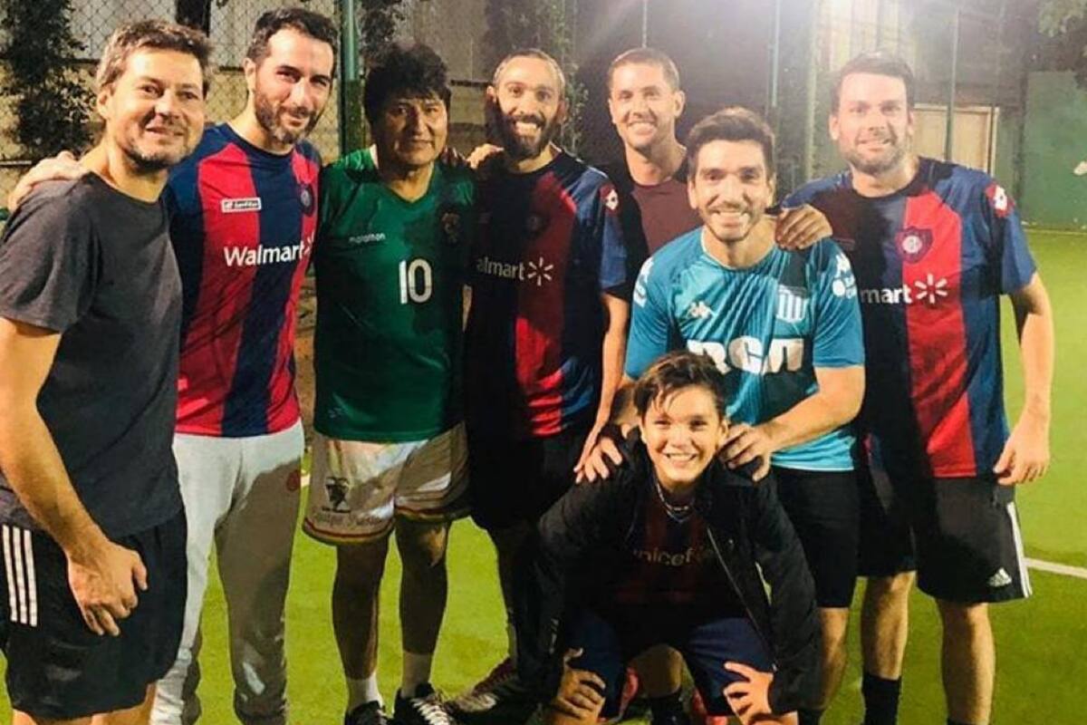 Evo Morales disputó un partido de fútbol junto al ministro de Turismo y Deportes, Matías Lammens