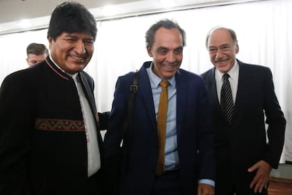 Evo Morales junto a Eugenio Zaffaroni y Gustavo Ferreyra en la conferencia de prensa que brindó en el hotel Bauen