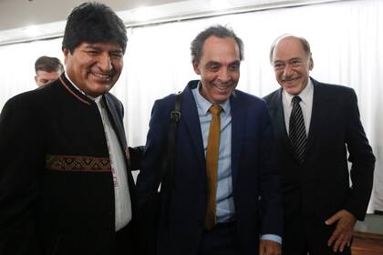 Evo Morales junto a Eugenio Zaffaroni y Raúl Ferreyra en la conferencia de prensa que brindó en el hotel Bauen