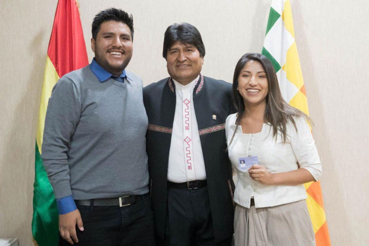 Evo Morales junto a sus dos hijos, Álvaro Morales y Evaliz Morales.