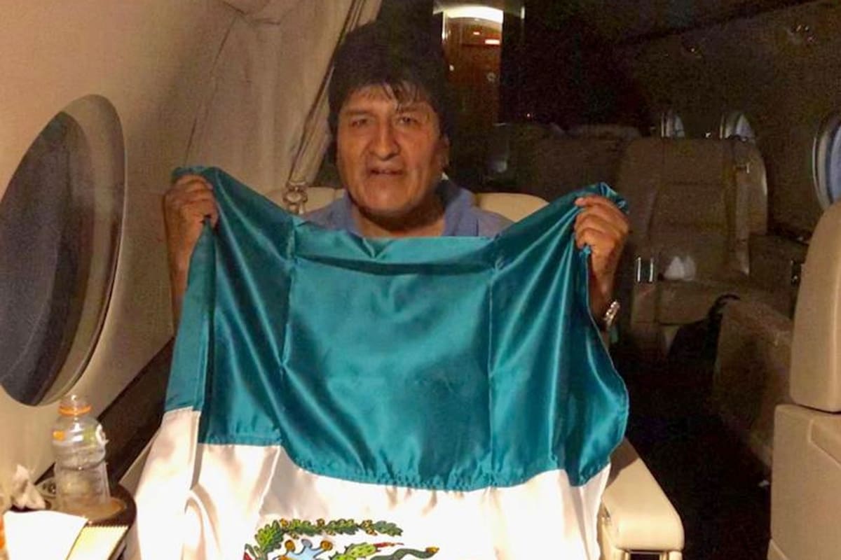 Evo Morales posó con la bandera de México dentro del avión