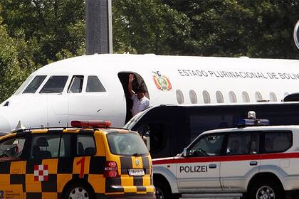 Evo Morales saluda antes de subir al avión que lo llevará de vuelta a Bolivia