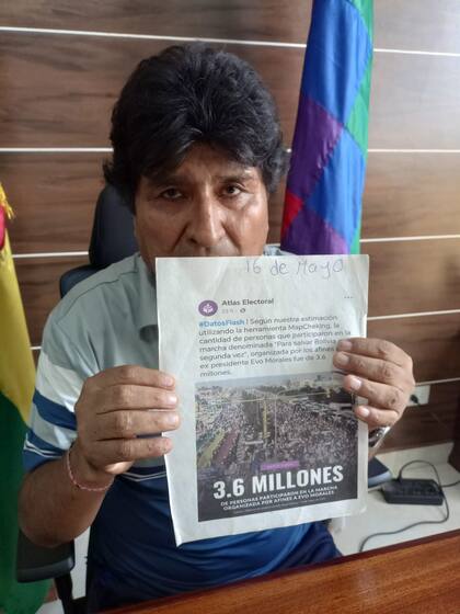 Evo muestra una foto de la marcha en su apoyo del 16 de mayo