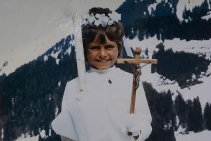 Evy a los 8 años, después de su Primera Comunión. Más tarde ese año, la enviaron a la Casa Amarilla