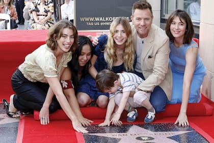 Ewan fue honrado con una estrella en el Paseo de la Fama de Hollywood en 2024 y lo acompañaron sus hijos Clara, lara, Jamyan, Anouk, Laurie; y su mujer, Mary Elizabeth Winstead