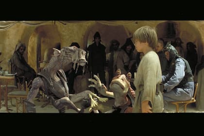 Lloyd como Anakin Skywalker en Star Wars: Episodio I y junto a uno de los personajes más criticados de la saga: Jar Jar Binks