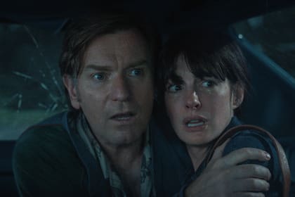 Ewan McGregor y Anne Hathaway en El final de la calle Oak