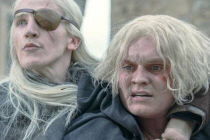 Ewan Mitchell como Aemond Targaryen y Tom Glynn-Carney como Aegon II Targaryen en "House of the Dragon"