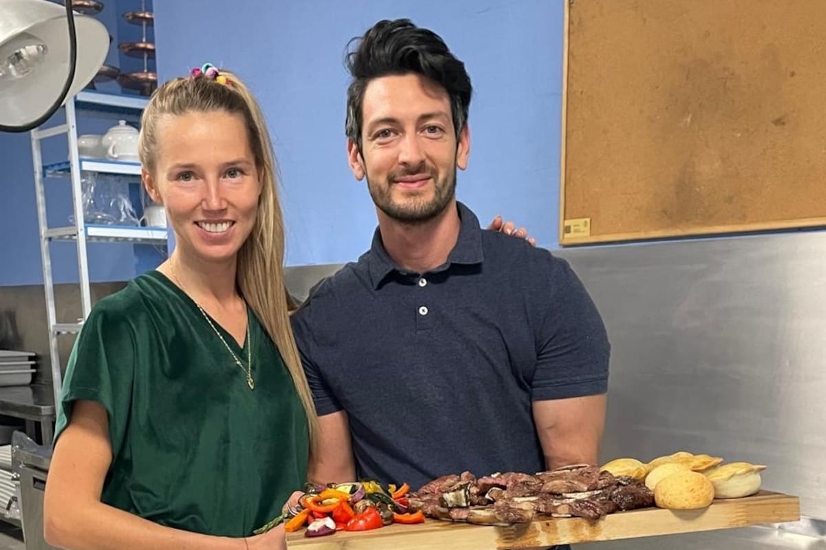 Ewelina y Lucas en la cocina de su restaurante
