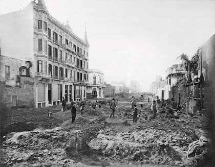 Última etapa en la construcción de la Av. de Mayo. Esta foto fue tomada desde Salta mirando hacia Lima. El edificio de la izquierda es el actual hotel Ritz.