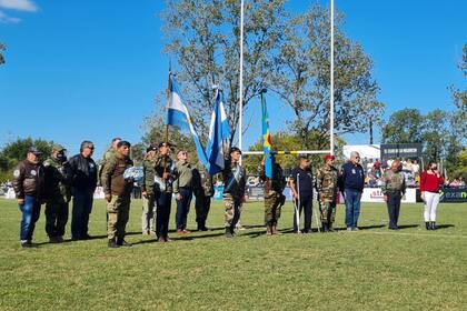 Ex combatientes de Malvinas homenajeados en Bella Vista, antes deL Regatas vs. Hindú del Top 13 de la URBA.