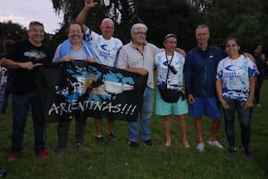 Ex combatientes, organizadores y participantes vivieron una jornada de emoción, gratitud y deportividad: 12 nadadores cubrieron 40 kilómetros en el Río de la Plata para honrar a los veteranos poco antes de cumplirse 40 años de la guerra de Malvinas.