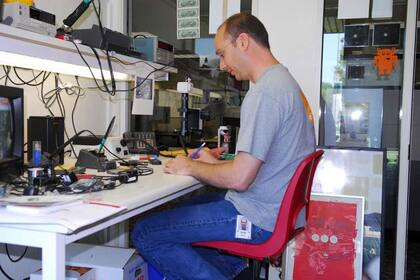 Ex empleado de Apple, Andy Rubin también trabajó como ingeniero en robótica en la compañía alemana Carl Zeiss antes de ingresar a Google