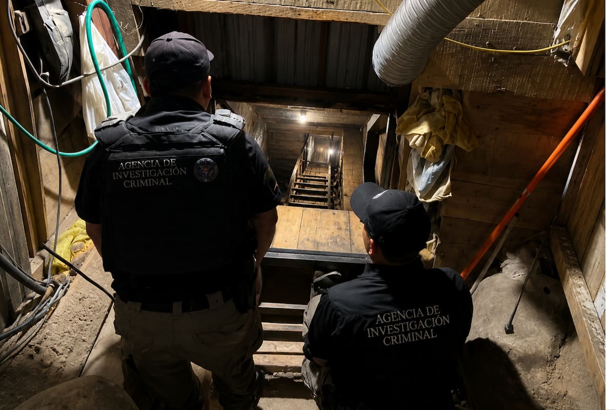 Excavación tipo túnel subterráneo localizada por elementos de la FGR en Tijuana, Baja California. (Foto: Imagen editada con IA/ Cortesía de la Fiscalía General de la República)