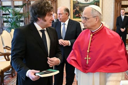 “Excelente momento”. Javier Milei le envió una carta al papa León XIV y lo invitó a la Argentina