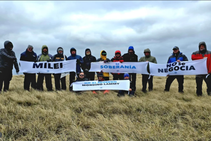 Excombatientes de La Plata en las Islas Malvinas, con carteles en contra del presidente Milei