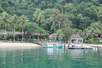 Excursión a una de las paradisíacas playas que se encuentran a poco tiempo de navegación desde Paraty.