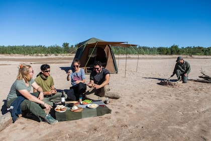 Excursión con pernocte en una playa del río Bermejo. Se llega en lancha, se montan las carpas y se duerme junto al río.