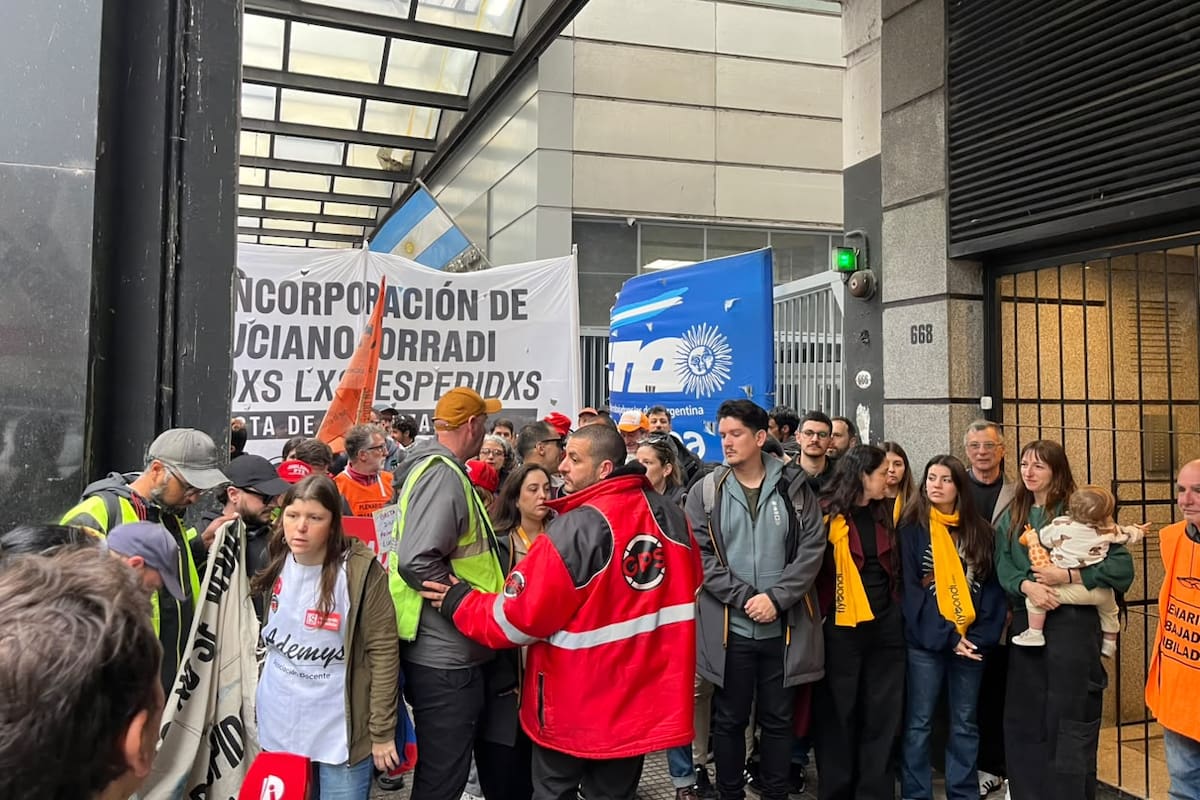 Exempleados de Flybondi protestaron frente a la sede de la Secretaría de Trabajo