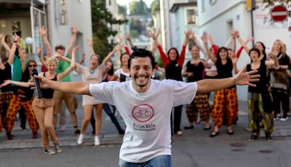 Exequiel Barreras. Bailarín contemporáneo y coreógrafo, lleva ocho en Suiza. Dirige su propia compañía en Berna y trabaja para el ballet del teatro oficial de la ciudad. “Cada artista argentino que me cruzo por Europa está haciendo cosas con brillo, talento, generosidad. No nos da miedo nada”