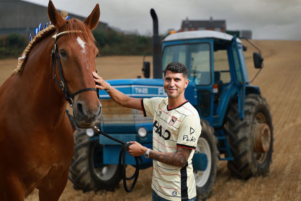 Exequiel Palacios posa con la camiseta de Ipswich Town al que se lo conoce como los "Tractor Boys" ("Muchachos del Tractor", en inglés)