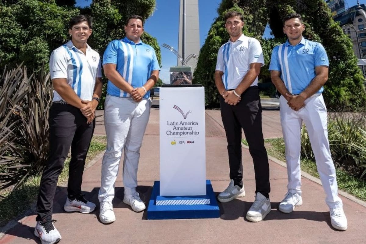 Exequiel Rodríguez Barri, Mateo Pulcini, Leandro Mihaich y Joaco Ludueña posan juntos con el trofeo del Latin America Amateur Championship (LAAC) frente al icónico Obelisco de Buenos Aires