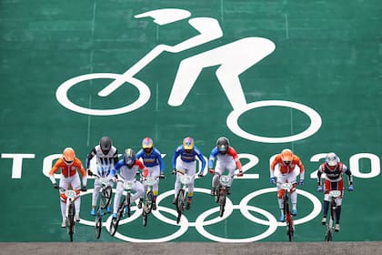 Exequiel Torres, segundo desde la izquierda, en los primeros metros de una de las carreras de su semifinal; el riojano fue quinto sobre ocho participantes y quedó a un punto de acceder a la final de BMX carrera en los Juegos Olímpicos Tokio 2020.