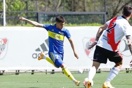 Exequiel Zeballos, ahora parte del plantel profesional de Boca, haciéndole un gol a River en la Reserva