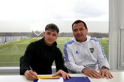 Exequiel Zeballos con el Chelo Delgado, integrante del Consejo de Fútbol de Boca, en el momento de la firma de la renovación del contrato hasta diciembre de 2026