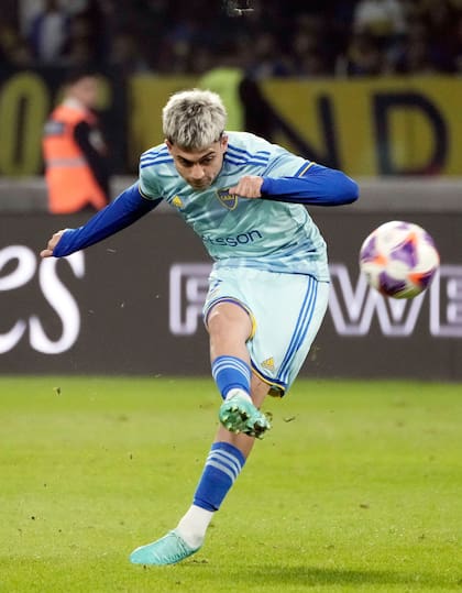 Exequiel Zeballos en acción, ante Barracas Central por la Copa Argentina: entró sobre el final y fue desequilibrante en el triunfo de Boca 2-1