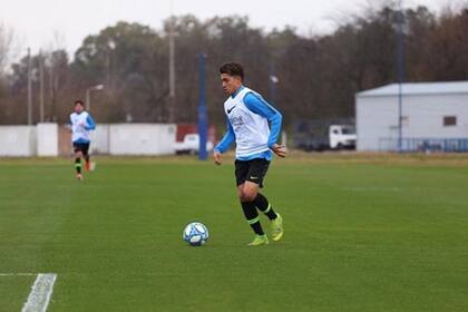 Exequiel Zeballos en acción, durante un entrenamiento de Boca
