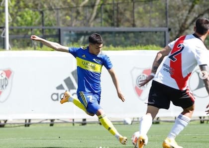 Exequiel Zeballos sacará el zurdazo que será el 1-0 de Boca ante River en la reserva; el wing tiene rebeldía y gol