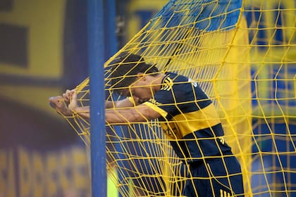 Exequiel Zeballos sufrió una molestia muscular y tuvo que dejar la práctica de Boca. (Photo by Luis ROBAYO / AFP)