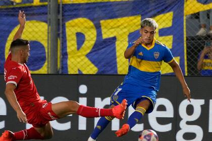 Exequiel Zeballos volvió en Boca tras la lesión y jugó ante Independiente en San Juan, en el debut del triangular