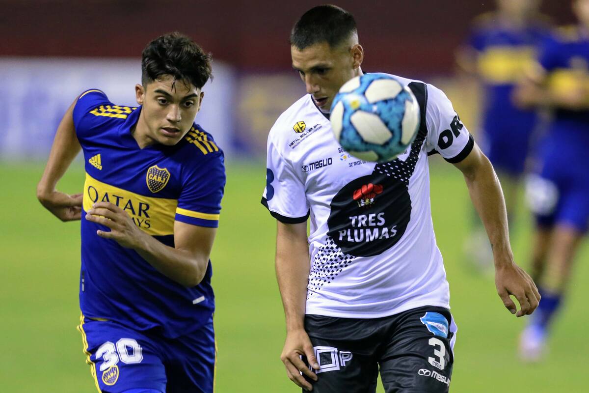 Exequiel Zeballos y Franco Pezzani en pos de la pelota; Boca y Claypole sostienen un partido cambiante en Lanús.