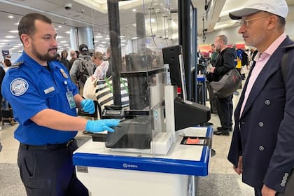 Exfuncionarios aseguraron que la colaboración entre la TSA y el ICE podría distraer la atención de la seguridad aeroportuaria y alargar los tiempos de espera
