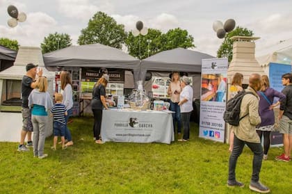 Exhibición de las parrillas de Parrilla Gaucha UK en un evento