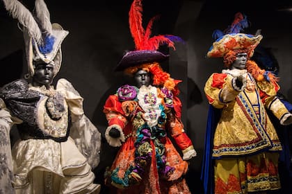 Exhibición de trajes típicos en el Museo del Carnaval