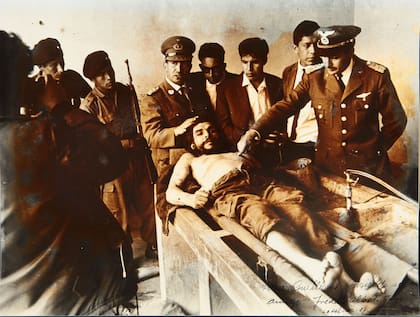 "Exhibición del cadáver de Ernesto Che Guevara" (1967) por Freddy Alborta