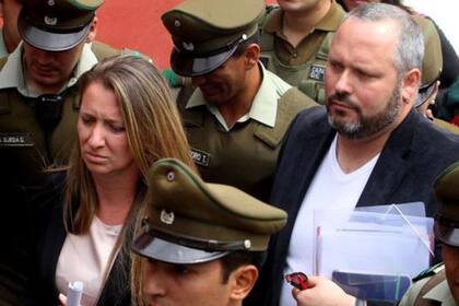 El hijo de la expresidenta Michelle Bachelet, Sebastián Dávalos (a la derecha), se vio involucrado en el Caso Caval