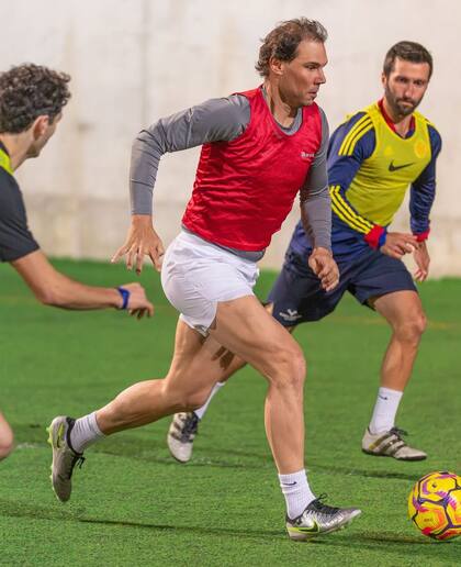 Eximio y entusiasta futbolista, Rafa conduce con la zurda, como en el tenis