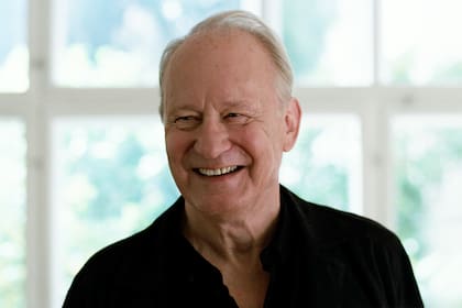 "Existe el peligro de exigirles demasiado a los artistas que sean normales, que sean apropiados, que encajen, porque el arte siempre ha sido una especie de escape para los inadaptados, para los locos, para las locas, para los sexualmente desviados. Siempre ha sido un refugio para ellos... ¡Así que no nos quiten ese refugio!”, dice el actor sueco